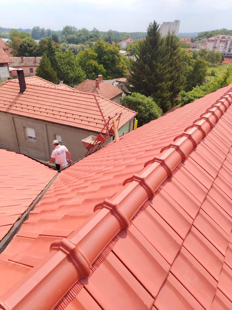 Prepakivanje starog crepa na kući u kaludjerici Grocka
