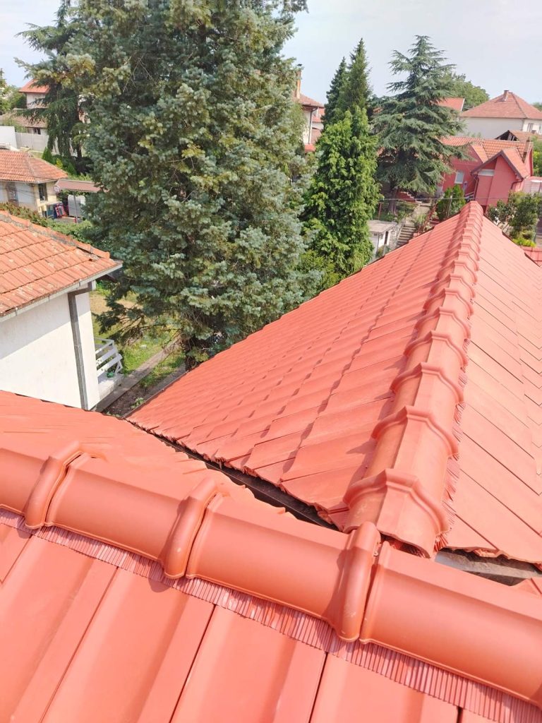 Sanacija krova koji proki&scaron;njava u Boleču &ndash; zamena o&scaron;tećenog crepa