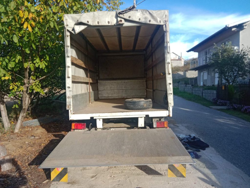 Kamion sa rampom za selidbe na Voždovcu tokom utovara nameštaja