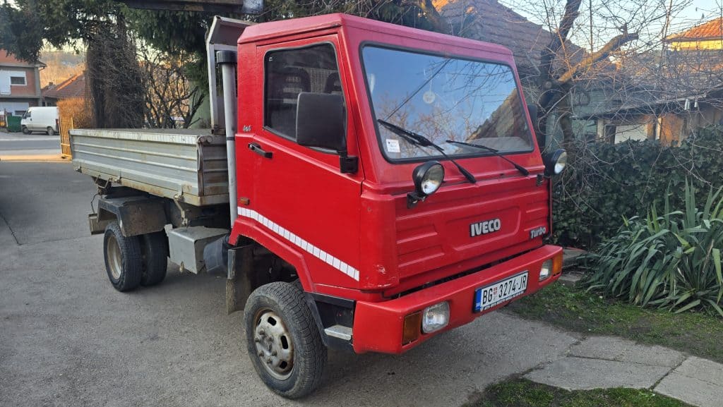 ALT tekst: Odvoz šuta Grocka 4x4 kiper u uskoj ulici