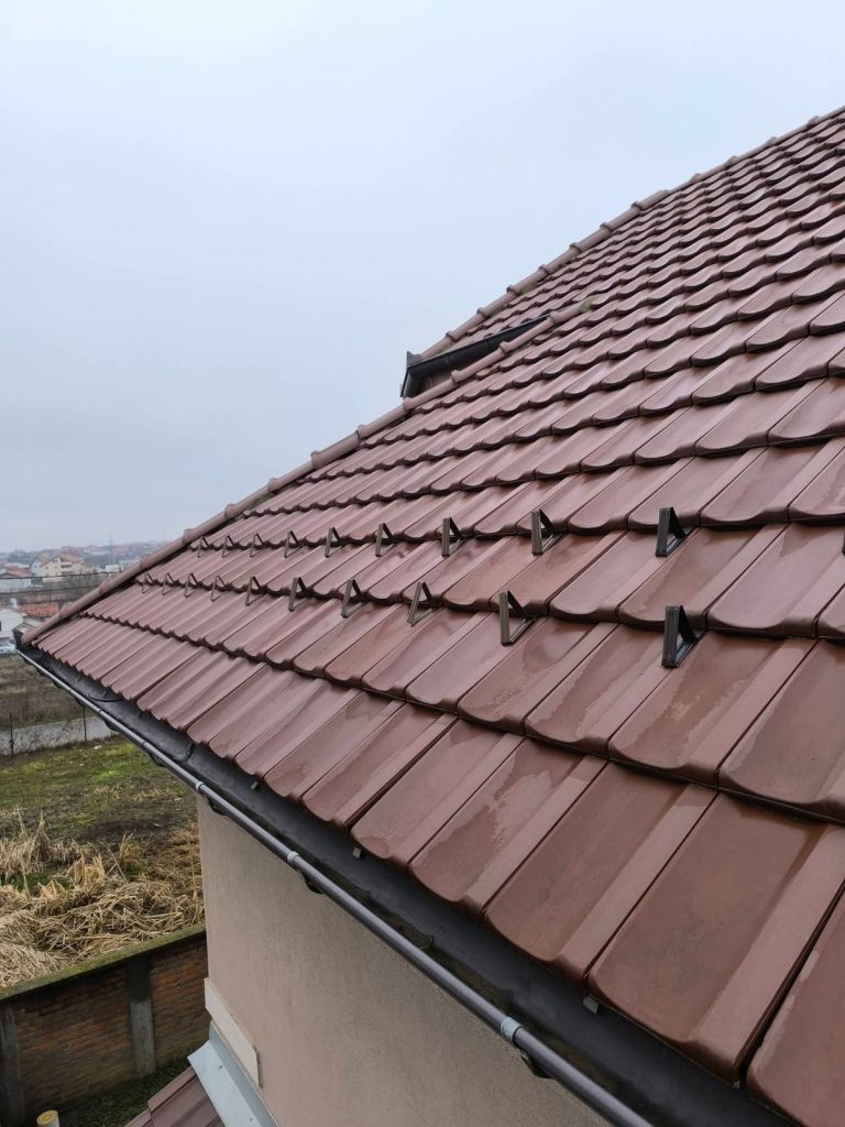 Krov od crepa sa snegobranima i olukom – Zvezdara