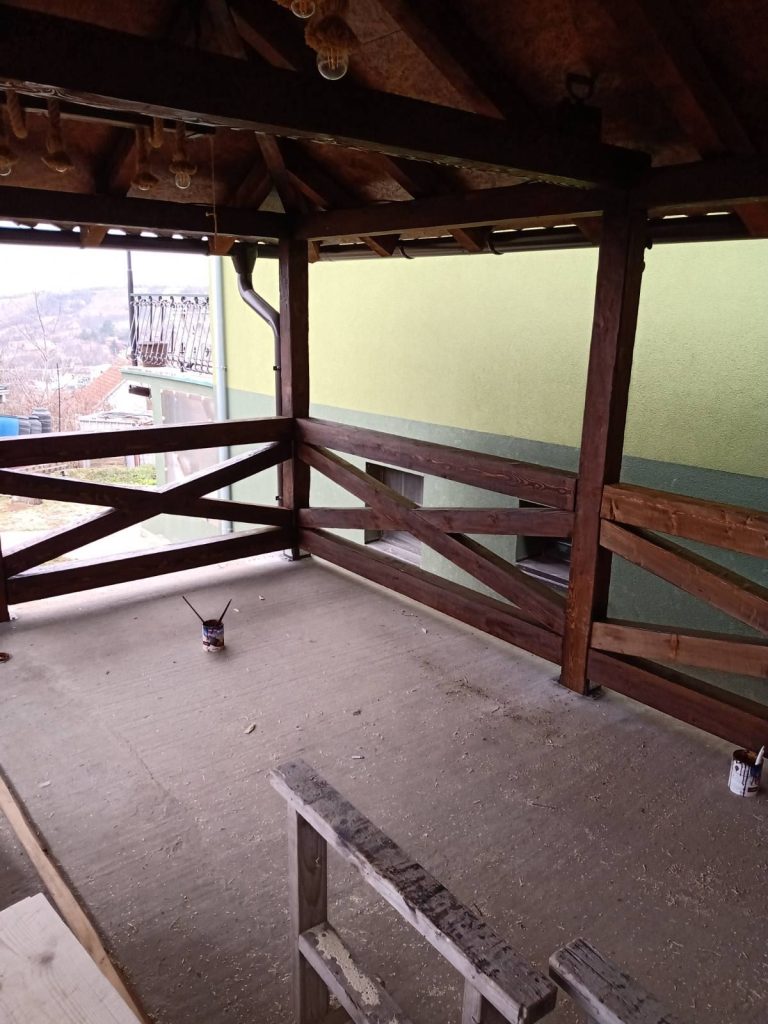 Unutrašnji prostor drvene terase i letnjikovca u Grockoj