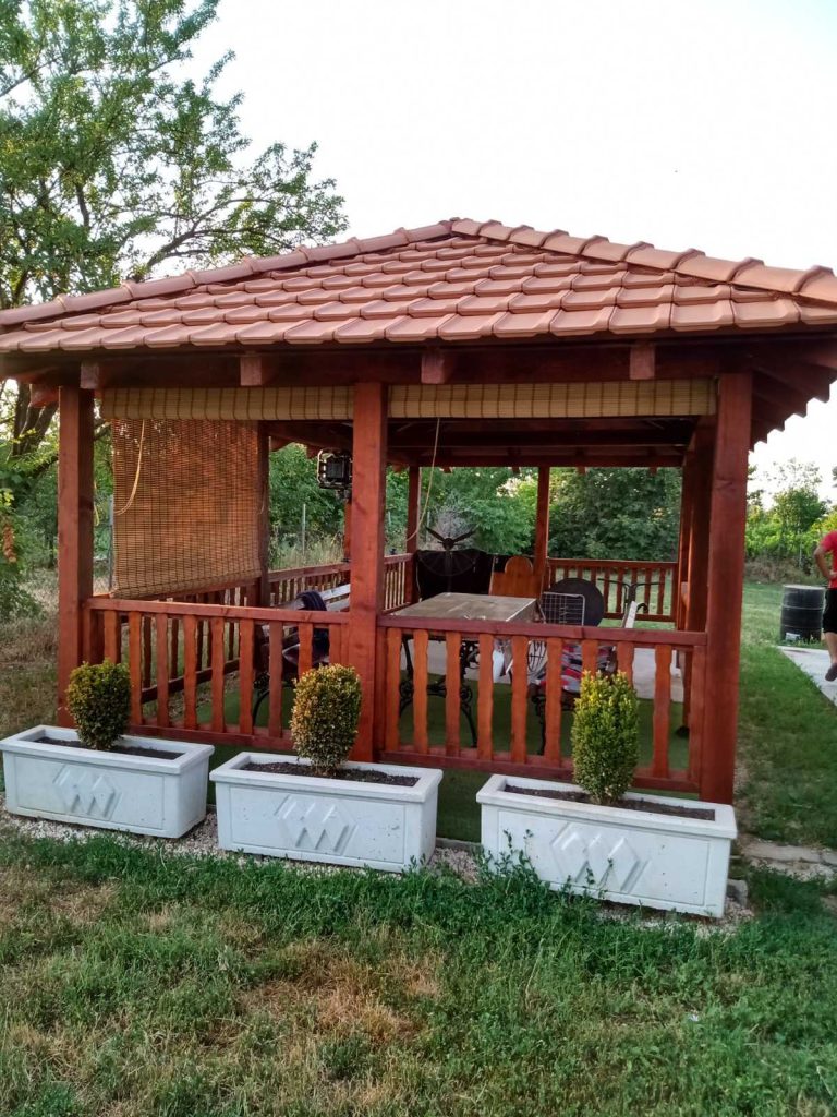 Gotov drveni letnjikovac sa crepnim krovom u Grockoj