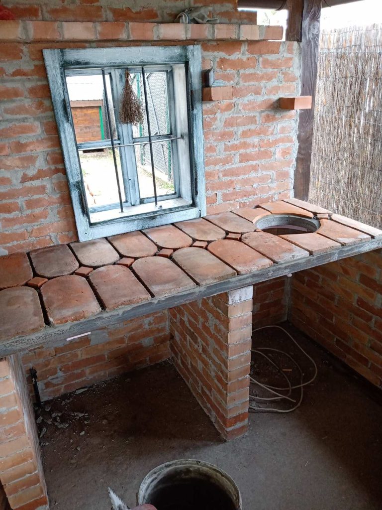 Letnja kuhinja u Grockoj sa zidanim roštiljem i radnom pločom od opeke