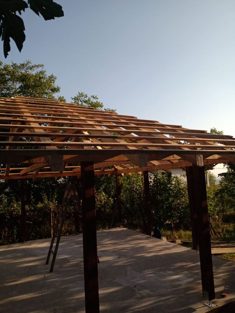 Krovna konstrukcija letnjikovca na betonskoj ploči u Grockoj