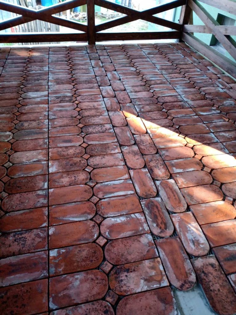 Popločavanje poda letnjikovca dekorativnom opekom u Grockoj