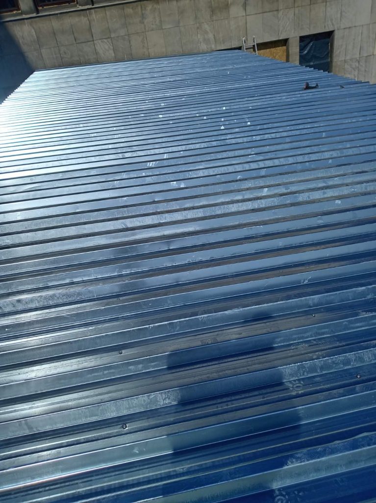 Veći limarski radovi na krovu kod Cvetkove pijace