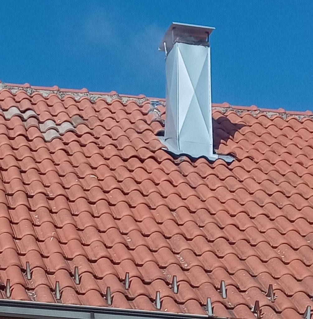 Opšivanje dimnjaka na krovu od crepa u Velikom Mokrom Lugu