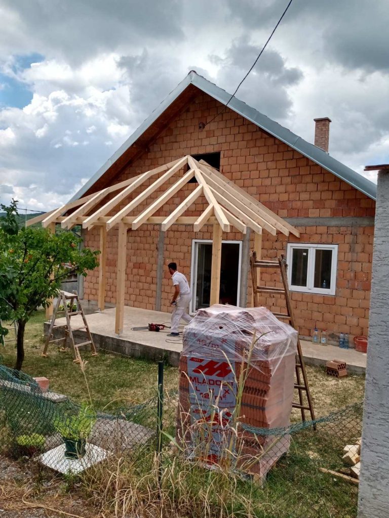 Drvena nadstrešnica uz kuću u Grockoj u fazi izrade