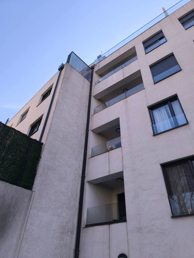 Oluci i vertikale na stambenoj zgradi – krovna limarija Zvezdara