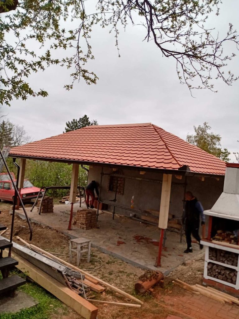 Veliki letnjikovac u Grockoj sa crepnim krovom i otvorenim prostorom