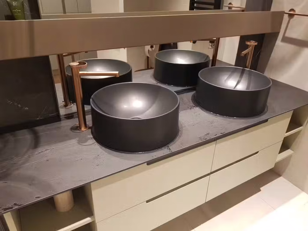 Dva crna lavaboa sa visokim bakarnim slavinama, vodoinstalater Zvezdara