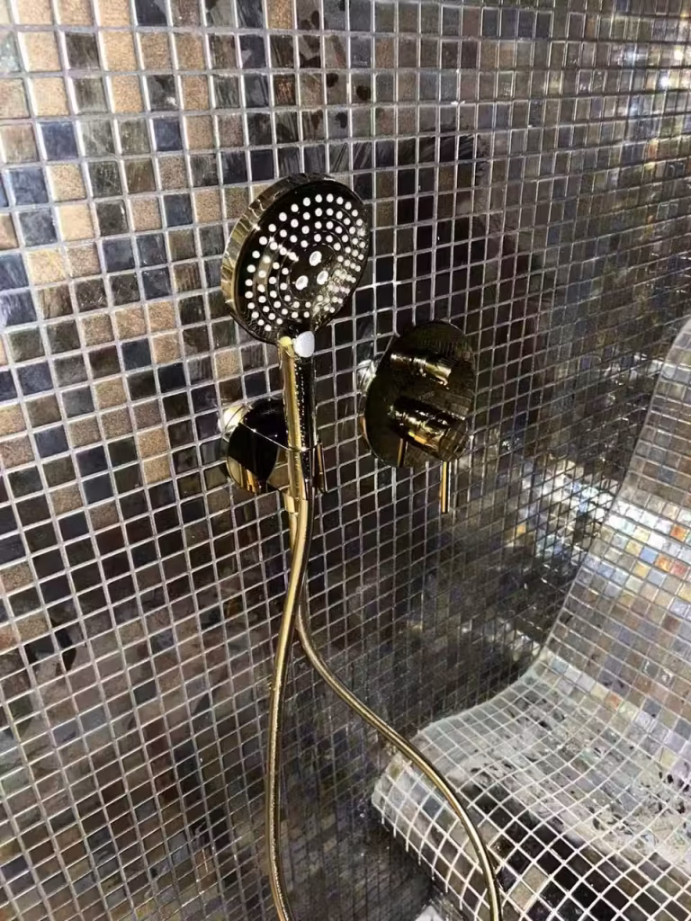 Ugradni tuš sistem sa ručnim tušem i zlatnim mešačem, vodoinstalater Zvezdara