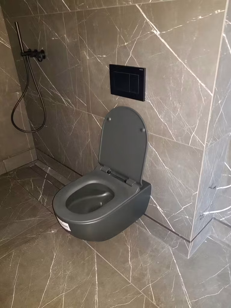 Viseća WC šolja sa ugradnim vodokotlićem u kupatilu, vodoinstalater Zvezdara