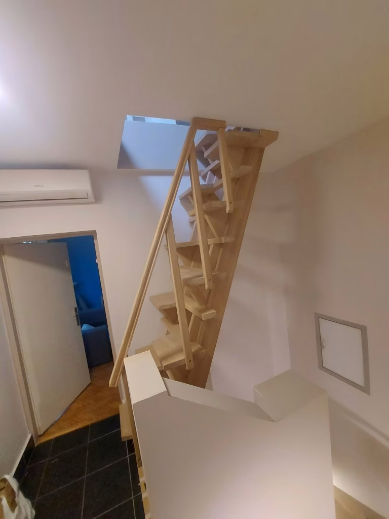 Drvene stepenice sa rukohvatom u enterijeru na Paliluli.