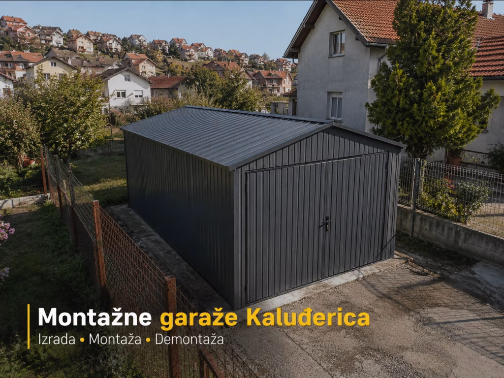 Montažna metalna garaža u dvorištu u Kaluđerici, sa kućama i naseljem u pozadini.