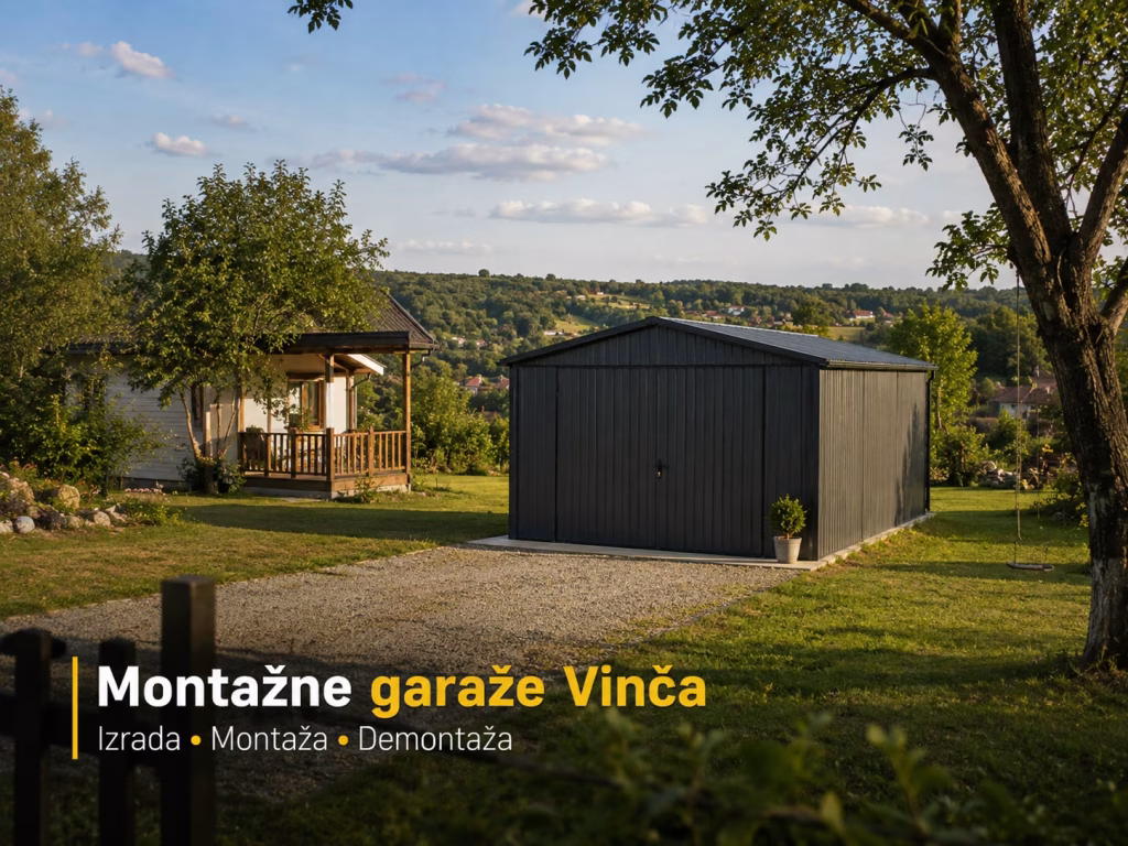 Montažna metalna garaža na placu u Vinči, sa zelenilom i kućom u pozadini.