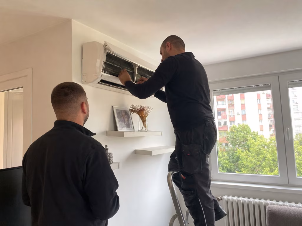 Servis klime Banovo brdo u stanu sa majstorima kod unutrašnje jedinice