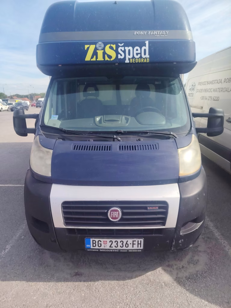 Prednja strana plavog Fiat kombija za selidbe i prevoz stvari u Novom Beogradu.