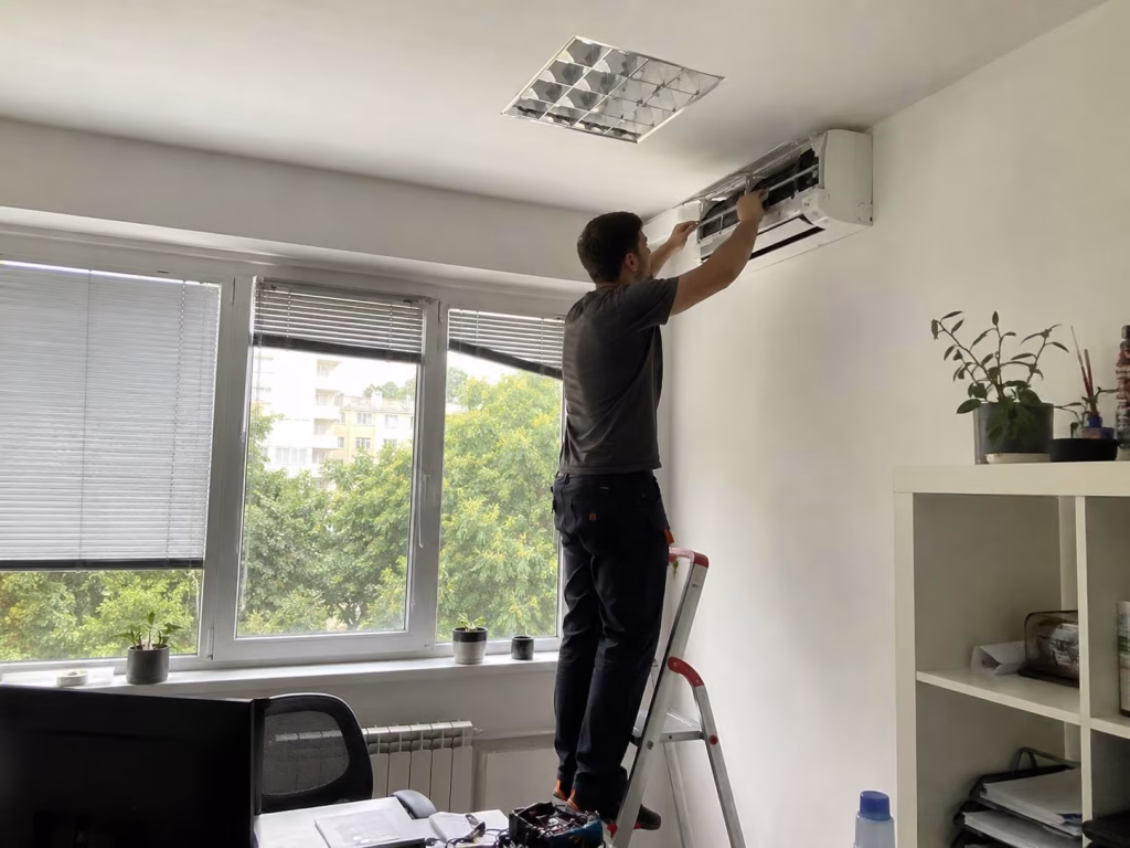Servis klime Čukarička padina u kancelariji sa majstorom na merdevinama