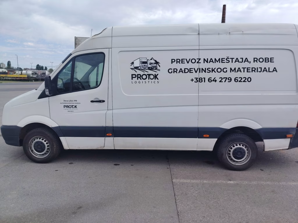 Beli kombi sa oznakom za prevoz nameštaja i robe za selidbe u Novom Beogradu, Fontana.