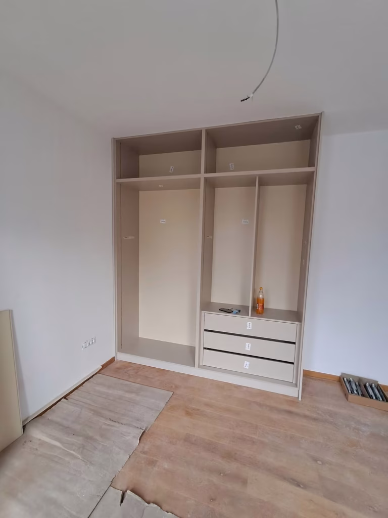 Ugradni plakar po meri u izradi sa otvorenim pregradama i fiokama, stolar Čukarička padina