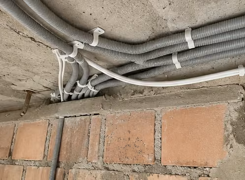 Razvod elektroinstalacija u Barajevu sa kablovima uredno postavljenim uz zid u objektu u adaptaciji.