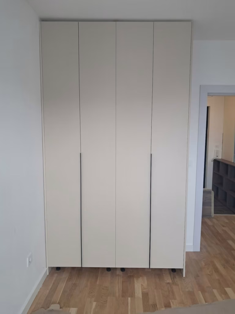 Zatvoren plakar po meri sa visokim bež frontovima i tamnim ručkama, stolar Žarkovo Čukarica