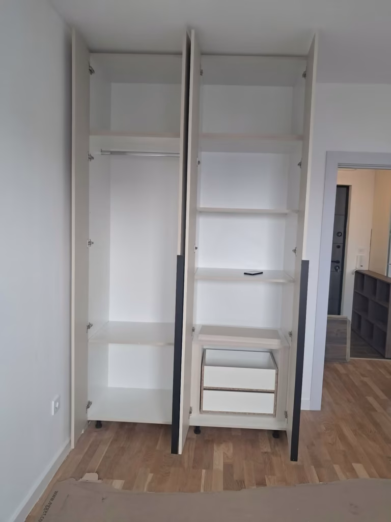 Otvoren plakar po meri sa policama, garderobnom šipkom i fiokama, stolar Cerak Čukarica