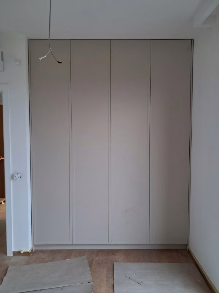Zatvoren plakar po meri sa ravnim frontovima u sobi, stolar Banovo brdo Čukarica