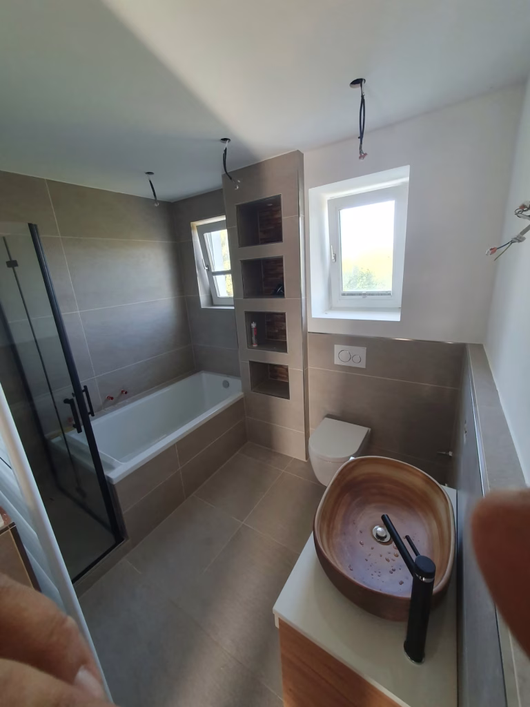 Kupatilo sa kadom, crnom staklenom pregradom, zidnom WC šoljom i nadgradnim lavaboom na Voždovcu.