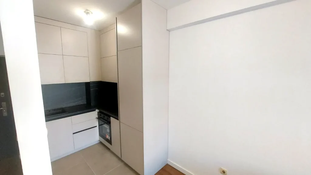 Kuhinja po meri Palilula sa belim frontovima i ugradnim elementima