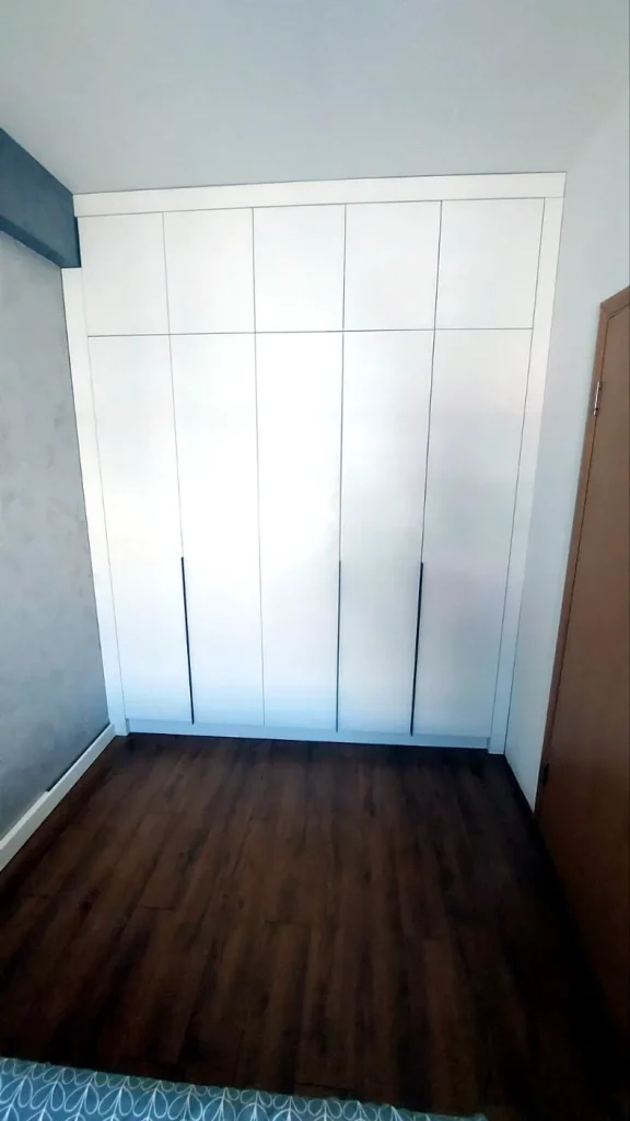 Ugradni plakar po meri Palilula sa belim frontovima